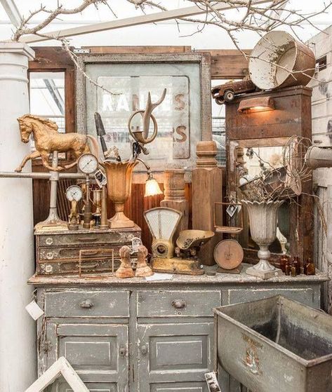 30 Creative Fall Antique Booth Display Ideas - Lost & Found Decor Fall Antique Booth, Antique Booth Display Ideas, Vintage Booth Display Ideas, Vintage Markets Display, Booth Display Ideas, Vintage Market Booth, Antique Store Displays, Vintage Booth Display, Vendor Booth Display