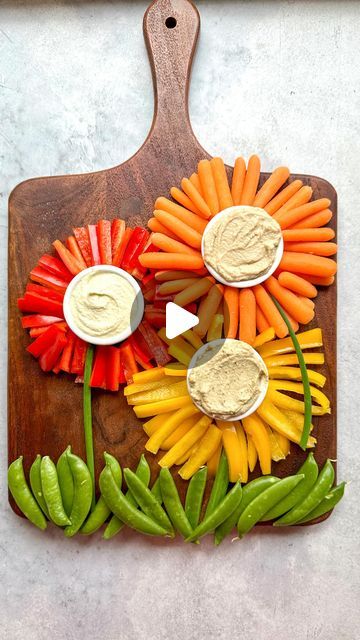 Veggie Flowers, Spring Appetizers, Charcuterie Inspiration, Party Food Platters, Charcuterie And Cheese Board, Charcuterie Recipes, Easy Food Art, Veggie Tray, Snacks Für Party