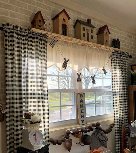 Kitchen Curtain Ideas Farmhouse, Country Curtains Living Room, Farmhouse Curtain Ideas, White Ruffle Curtains, Pretty Windows, Farmhouse Style Curtains, Farmhouse Kitchen Curtains, Primitive Living Room, Window Curtains Living Room