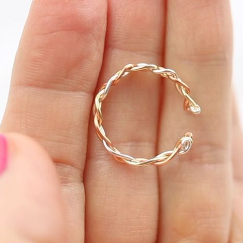 I love simple diy projects and simple life hacks so in this tutorial I’ll show you just that! I am yet again creating DIY Easy rings and this time I have 5... Easy Rings, Cincin Diy, Diy Ring, Diy Braids, Wine Bottle Diy Crafts, Wine Bottle Diy, Braided Ring, Easy Diy Jewelry, Diy Wire Jewelry