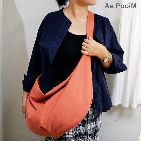 Ideas for making a crossbody bag from half circle fabric. How To Make A Cross Body Bag, Over Shoulder Bags Cross Body Handbags, Cross Shoulder Bag Pattern, Diy Crossbody Bag Tutorial, Half Moon Crossbody Bag, Diy Cross Body Bag Pattern Free, Sew Cross Body Bag, Shoulder Bag Patterns To Sew, Cross Body Bag Sewing Pattern