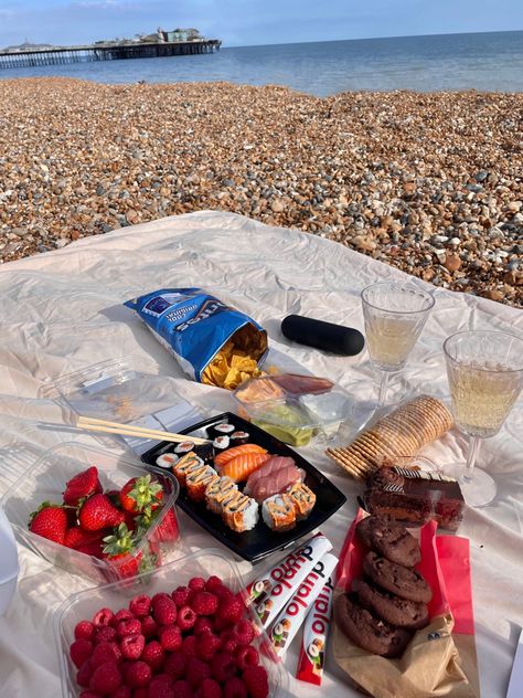 Sushi On The Beach Aesthetic, Picnic Food Ideas Beach, Sushi Beach Picnic, Sushi At The Beach, Beach Meal Ideas, Sushi On The Beach, Picnic On The Beach Ideas, Picnic Beach Ideas, Beach Picnic Date Ideas