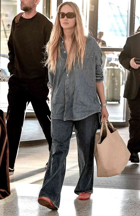 Jennifer Lawrence's Denim-on-Denim Airport 'Fit is a Comfy Classic You Can Recreate with These Shirts Starting at $25 Denim Shirt Outfit Women, Jennifer Lawrence Street Style, Jennifer Lawrence Style, Denim Shirt Outfit, Purse Style, Jfk Airport, Quilted Bags, Airport Fits, Woven Bags