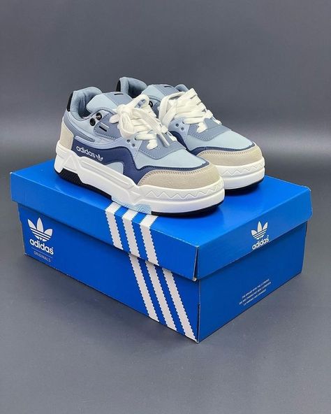 Blue And White Adidas, Mode Harajuku, Trendy Shoes Sneakers, Pretty Shoes Sneakers, Kicks Shoes, All Nike Shoes, Shoes Outfit Fashion, Cute Sneakers, Hype Shoes