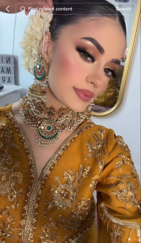 Punjabi Reception Makeup, Mehendi Guest Look, Dholki Makeup Looks, Soft Glam Pakistani Bridal Makeup, Mayoun Makeup Look, Pakistani Wedding Makeup Simple, Henna Makeup Look, Mehndi Looks Brides, Mustard Dress Makeup