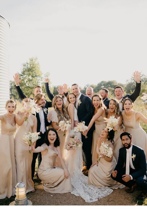 Wedding Pictures Light And Airy, Classic Wedding Bridal Party, Fun Group Wedding Photos, 9 Bridesmaids Photography, Whole Bridal Party Photos, Large Wedding Party Photos Group Shots, Fun Family Wedding Photos, Backyard Wedding Photo Ideas, Bridesmaids Theme