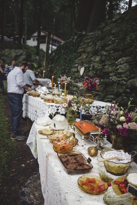 Backyard Wedding Potluck, Backyard Grooms Dinner, One Big Table Wedding, Cottage Core Wedding Diy, Vintage Wedding Isles Decoration, Potluck Style Wedding, Meadow Wedding Reception, Cottagecore Backyard Wedding, Grandma Chic Wedding