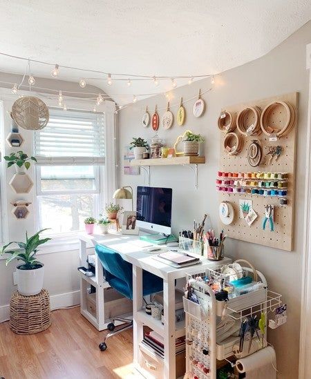 Crafting Room Aesthetic, Embroidery Office Space, Embroidery Desk Work Spaces, Embroidery Studio Organization, Embroidery Pegboard, Apartment Craft Space, Embroidery Studio Craft Rooms, Embroidery Supplies Organization, Cosy Craft Room