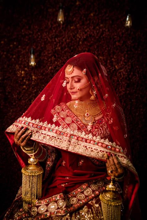 Bridal Shoot Ideas Indian, Bride With Ghunghat, Bride Pose With Lehenga, Bride Close Up Photos, Indian Wedding Photography Bride, Bride Ghagra Poses, Bridal Wedding Poses Indian, Photo Pose For Bride, Indian Bride Photoshoot Ideas