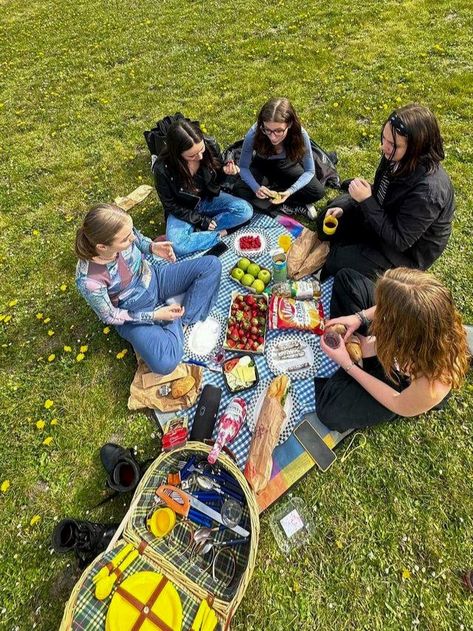 Pic Nic Aesthetic Friends, Pic Nic Aesthetic, Pic Nic, No One Loves Me, Summer Ideas, Vision Board, With Friends, Anime, Quick Saves