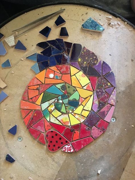 Pinterest Stained Glass Mosaic Art, Mosaic Tiles Crafts, Mosaic Birdbath, Mosaic Art Diy, Mosaic Tile Designs, Mosaic Garden Art, Mosaic Art Projects, Mosaic Stained, Mosaic Tile Art