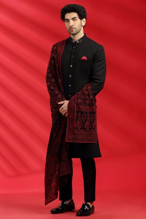 Sherwani Designs For Indian Grooms Dark Sherwani Groom, Black Kurta With Shawl Men, Black Sherwani Men, Mens Suit Ideas, Sherwani Groom Wedding Royals, Sherwani For Men Wedding Royals, Western Outfits For Men, Achkan For Men, Indo Western Outfits For Men