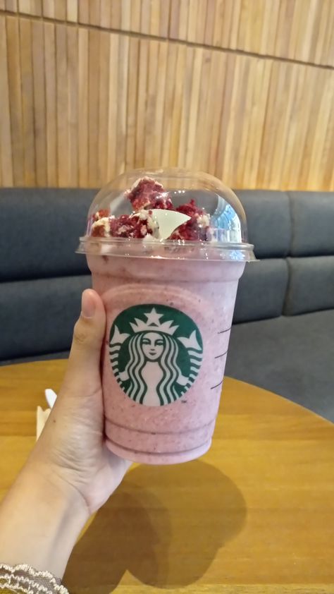 Coffee starbucks Red Velvet Cake Starbucks Drink, Red Velvet Drink Cup, Minuman Red Velvet, Red Velvet Starbucks Drink, Starbucks Snapgram, Starbucks Red Velvet, Starbucks Delivery, Starbucks Ice Cream, Red Velvet Ice