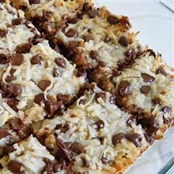 Magic Cookie Bars from Eagle Brand.. These don't only look good, but taste amazing too!(: Eagle Brand Recipes, Desserts Nutella, Dolly Bars, Magic Cookie Bar Recipe, Hello Dollies, Smores Dessert, Magic Cookie Bars, Delicious Deserts, Dessert Aux Fruits