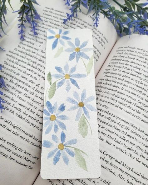 Cool Things To Watercolor, Bookmarks Watercolor Flowers, Bookmarks Handmade Flower, Watercolor Paint Bookmark, Watercolor Art Bookmark Ideas, Easy Painted Bookmarks, Flower Bookmark Drawing, Blue Bookmark Ideas, Watercolor Flower Bookmark