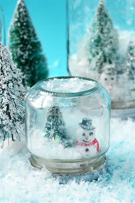 Easy WATERLESS SNOW GLOBES are fun to shake, and so easy to make! Even kids can do it! A fun twist to a traditional winter craft. Learn how + FULL PRINTABLE TUTORIAL at TidyMom.net Diy Snowglobe, Waterless Snow Globe Diy, Waterless Snow Globe, Easy Winter Crafts, Christmas Table Decorations Diy, Snow Globe Crafts, Diy Christmas Table, Globe Crafts, Diy Christmas Crafts