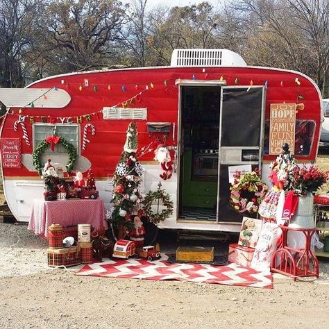 Christmas caravan time Christmas Trailer, Decorating Your Rv, Camper Christmas, Camping Planning, Ceramic Cafe, Vintage Campers Trailers, Vintage Caravans, Retro Campers, Outdoor Gifts