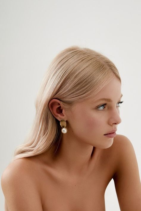 Modern Wedding Earrings, Gold Pearl Drop Earrings, Wedding Accessories For Bride, Pearl Drop Earrings Bridal, Bridal Statement Earrings, Pearl Drop Earrings Gold, Pearl Earrings Wedding, Bride Earrings, Gold Disc