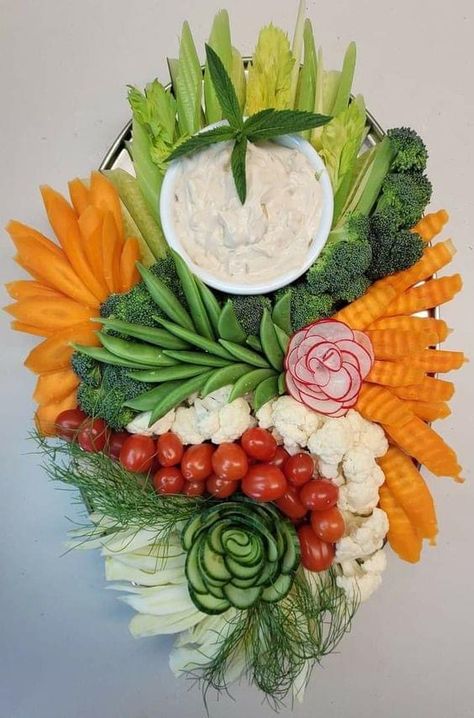 Elegant Vegetable Tray, Porch Dinner Party, Eid Brunch, Hummus Ideas, Pretty Charcuterie Board, Veggie Display, Snack Boards, Creative Catering, Graduation Food