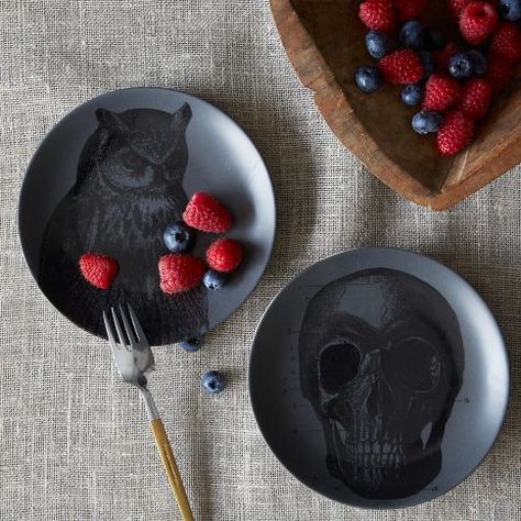 Quiero unos platitos así :) Eclectic Dinnerware, Table Halloween, Spooky Home, Cute Halloween Decorations, Spooky Home Decor, Dark Home, Gothic Decor, Gothic House, Modern Gift