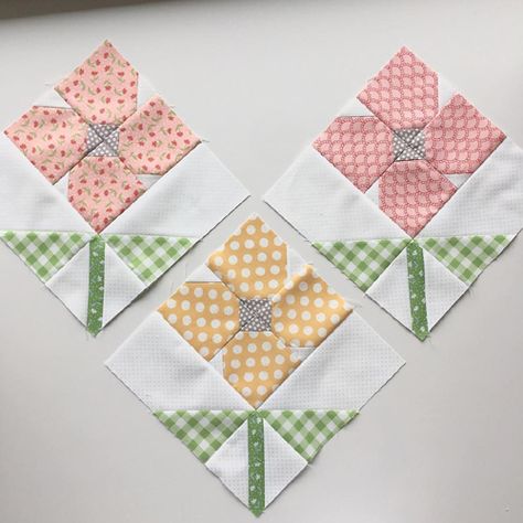 Flower Quilt Blocks - Quilting Pattern Colchas Quilting, Flower Quilt Patterns, House Quilt Block, Quilt Blocks Easy, Quilts Vintage, Quilt Modernen, Spring Quilts, Quilt Block Patterns Free, Quilt Square Patterns