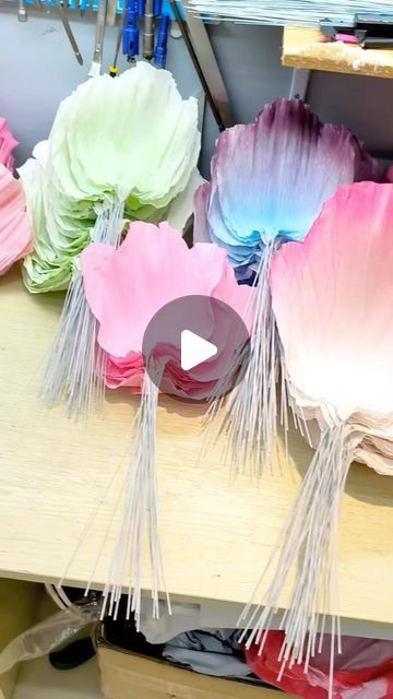 Big Paper Flowers, Giant Flowers Diy, Crepe Paper Flowers Diy, Paper Flower Centerpieces, Diy Floral Decor, Paper Flower Arrangements, Paper Flower Art, Fabric Flower Tutorial, Paper Flower Decor