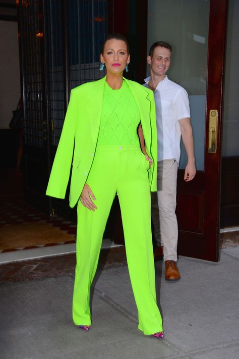 Blake Lively Suit, Mode Monochrome, Versace Suit, Blake Lively Style, Green Outfits, Neon Dresses, Neon Outfits, Stylish Suit, Neon Fashion