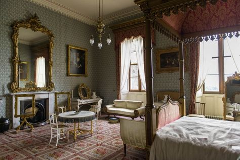 Old English Homes Interior, English Mansion Interior, Victorian Bedroom Aesthetic, Mansion Interior Bedroom, Old English Bedroom, Manor Bedroom, English Bedroom, Old Mansions Interior, Mansion Bedroom