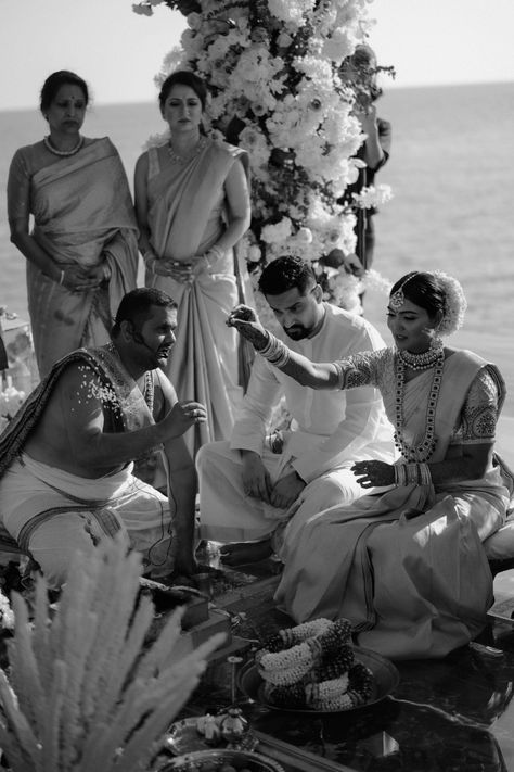 South Indian Hindu Wedding, Beach Hindu Wedding, Tamil Beach Wedding, South Indian Beach Wedding, Wedding Inspo Indian, Kerala Wedding Aesthetic, Dream Wedding Indian, Telugu Wedding Aesthetic, Desi Beach Wedding