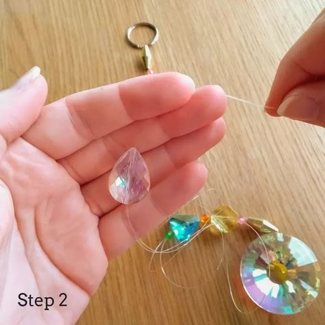 Beaded Ornaments Diy, Crystal Suncatchers Diy, Beaded Suncatcher, Wind Chimes Homemade, Glass Bead Crafts, Suncatcher Diy, Diy Suncatchers, How To Make Crystals, Beads Art