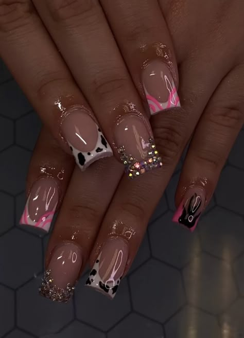 Short Square Acrylic Nails Colorful French Tip, 25th Birthday Nails Short, Nails Idea Medium, Short Frenchies Nails With Design, Short Dramatic Acrylic Nails, Short Acrylic Nails Designs With Charms, Short Birthday Set Nails, Cute Short Set Acrylic Nails, Winter Birthday Nails Short