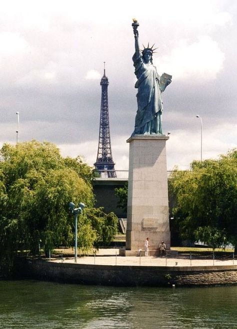 Carlee Punt • Estátua da Liberdade em Swan Island, Paris XV Usa Government, Liberty Statue, River Seine, Best Vacation Destinations, The Statue Of Liberty, Paris Tours, Dream Trip, Travel Pics, Lady Liberty