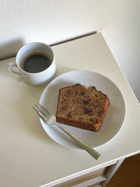 banana bread Banana Bread Aesthetic, Catherine Core, Bread Aesthetic, Snack Plate, Homemade Food, Ig Post, Healthy Eats, Baked Goods, Homemade Recipes