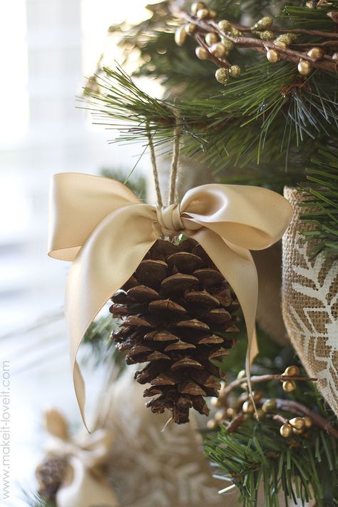 Pine Cone Bow Ornamentcountryliving Julkransar Diy, Pine Cone Ornament, Pinecone Crafts, Homemade Christmas Decorations, Elegant Christmas Trees, Deco Nature, Christmas Tree Inspiration, Hand Crafts, Cool Christmas Trees