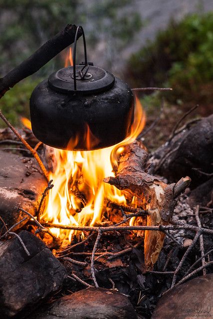 Camping Kettle, Camping Aesthetic, Bushcraft Camping, Camping Birthday, Fire Cooking, Campfire Cooking, Crater Lake, Night Scene, Camping Life