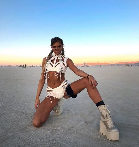 Best Outfits of Burning Man 2019 by trndsapp- Fashion Inspiration and Discovery Burning Man 2022 Outfits, White Burning Man Outfit, Afrikaburn Outfits, Burningman Outfits, White Festival Outfit, Estilo Burning Man, Burningman Fashion, Burning Man Costumes, Look Short Jeans