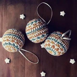 Crochet Christmas Baubles, Crochet Stitches Symbols, Crochet Ornament Patterns, Crochet Ball, Christmas Tree Decorating Themes, Crochet Snowman, Crochet Cozy, Crochet Christmas Decorations, Bauble Ornaments