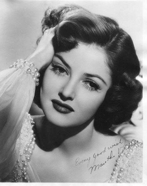 Actress Martha Vickers May 28, 1925 – November 2, 1971 she was Mickey Rooney's 3rd wife from 1949-1951 Martha Vickers, 40s Mode, Klasik Hollywood, Vintage Actresses, Vintage Hollywood Glamour, Classic Movie Stars, Vintage Versace, Old Hollywood Stars, Classic Actresses