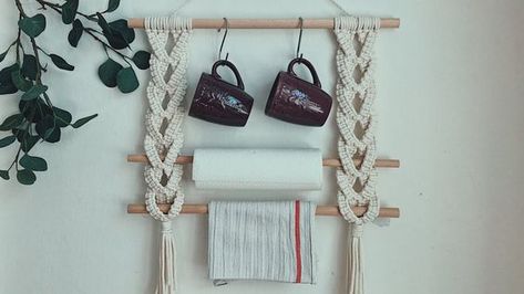 Macrame Shelf Diy, Macrame Organizer, Diy Wall Hanging Ideas, Towel Holder Diy, Wall Hanging Ideas, Macrame Shelf, Organizer For Kitchen, Kitchen Towel Holder, Makramee Diy