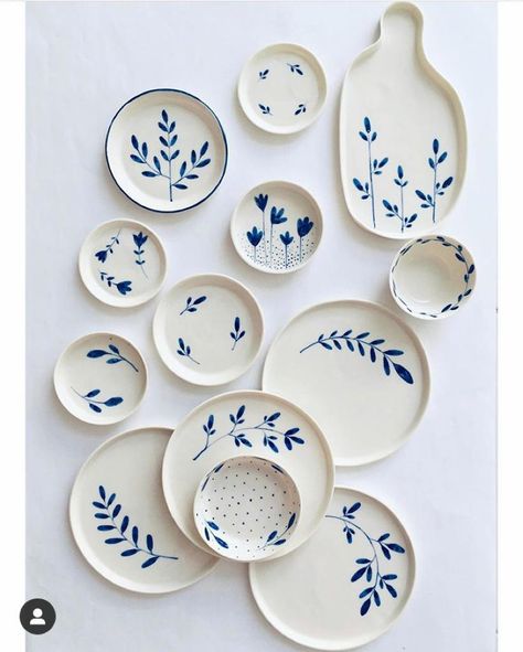 Blue Painted Pottery, Paint Your Own Pottery Ideas Inspiration, Painting Ceramics Ideas Simple, Pottery Underglaze Ideas, Ceramic Houseware, Underglaze Painting On Pottery, Pottery Plate Painting Ideas, Diy Keramik, Ceramic Cafe