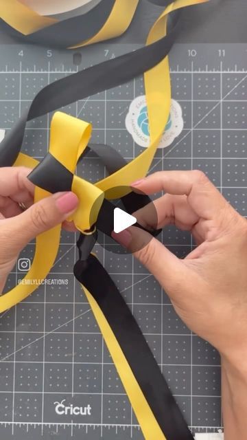 Senior Leis Diy, Senior Leis How To Make, Ribbon Mums Diy, How To Make Ribbon Leis Tutorials, Easy Ribbon Leis For Graduation, How To Make A Lei Diy, Football Lei Ideas, Graduation Diy Lei, Senior Mom Gift Ideas