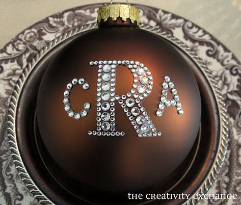 Hobby Lobby sticker monogram letters placed on ornaments. Cute way to make a personalized gift Rhinestone Sticker, Navidad Diy, 12 December, Primitive Christmas, Letter R, Noel Christmas, Décor Diy, Holiday Decorating, Christmas Joy