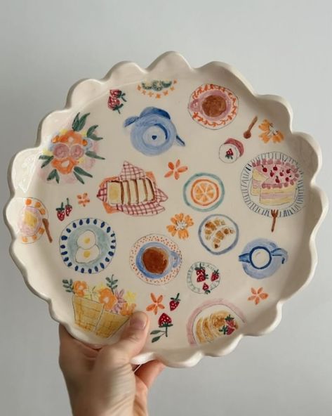 Pottery Inspiration Aesthetic, Clay Painting Ideas Bowl, Pottery Painting Dish, Hand Painted Ceramics Ideas, Diy Clay Gifts, Ceramic Painting Ideas Plates, Cute Ceramic Plate, Pottery Painting Plate, Color Me Mine Ideas