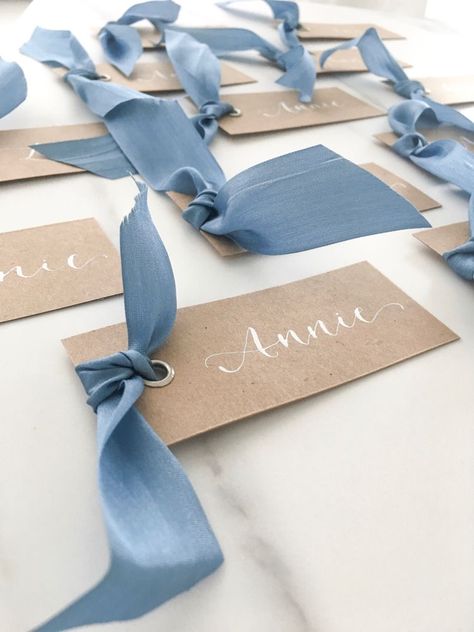 Place Cards With Ribbon, Rustic Place Cards, Handmade Wedding Invitation, Fest Temaer, Wedding Place Names, Wedding Name Cards, Ribbon Wedding, Name Place Cards, Table Place Cards