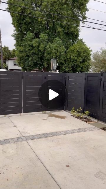 Alumission on Instagram: "Aluminum corner sliding gate by Alumission. Made in USA 🇺🇸 all aluminum powder coat driveway gate #Alumission #moderngate #diygate #aluminumgate #moderngatedesign #drivewaygates #slidinggate" Sliding Fence Gate, Exterior Fence, Driveway Gate Diy, Front Driveway Ideas, Aluminium Fencing, House Front Gate, Aluminum Driveway Gates, Diy Gate, Driveway Fence