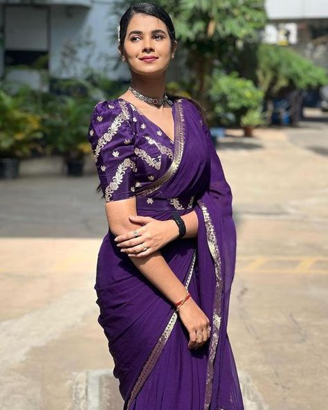 Purple Color Blouse Designs, Purple Blouse Designs For Saree, Chiffon Saree Blouse Design, Purple Banarasi Saree, Blouses Saree, Saree Outfit, Legs Mehndi, Tassels Designs, Silk Saree Blouse Designs Patterns