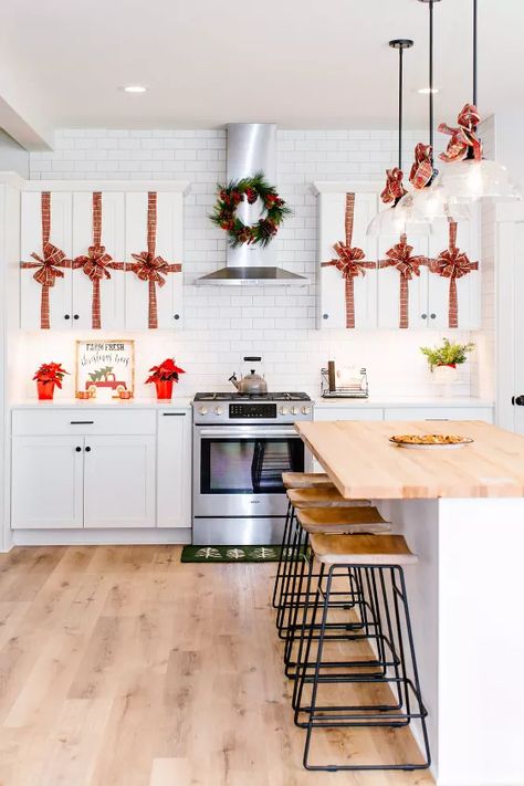 Looking for an inexpensive way to decorate your kitchen for the holidays? Try wrapping your kitchen cabinets in bows!Your kitchen cabinets will look like individually wrapped presents and will definite be the center of attention!Steps to Wrap Your Cabinets In Bows Purchase Wire Holiday Ribbon (I used 2.5'' wide ribbon) Cut ribbon for long edge of cabinet, wrapping from the back to the front. I like to leave excess ribbon for tying the bow Cut ribbon for short edge of cabinet, wrappi… Easy Holiday Diy, Cardboard Christmas Tree, Kitchen Cupboard Doors, Kitchen Cabinets Decor, Christmas Kitchen Decor, Holiday Ribbon, Holiday Bows, Kitchen Cabinet Doors, Diy Kitchen Cabinets