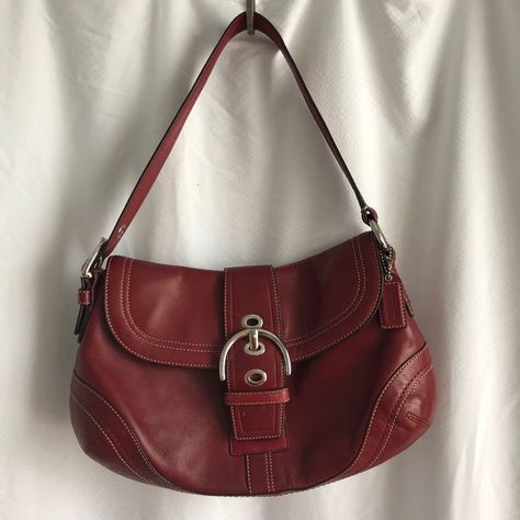 White Purse Outfit, Y2k Downtown, Purse Aesthetic, Burgundy Bag, Dream Wishlist, Red Leather Bag, Streetwear Inspo, Red Purse, Vintage Coach Bags