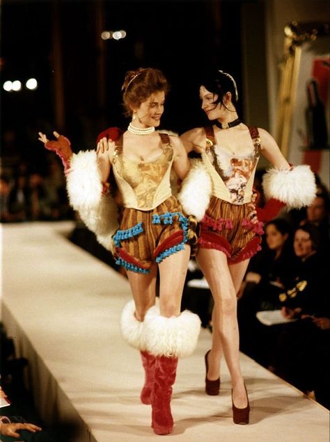 Vivienne Westwood Designs, Vivienne Westwood Fashion, Runway Fashion Couture, The Vivienne, Estilo Punk, Soft Grunge, Marie Antoinette, Mode Inspiration, Vivienne Westwood