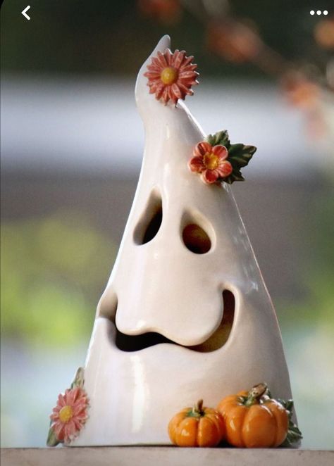 Ceramic Art Halloween, Pottery Characters, Halloween Pottery Ideas, Halloween Ceramics Ideas, Pottery Ghost, Halloween Ceramics, Pottery Halloween, Fall Pottery, Halloween Pottery